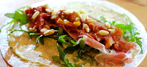 Wraps met parmaham, zongedroogde Tomaatjes en pestomayonaise