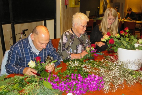 Bloemschikken in het dorpssteunpunt De Hezebrink