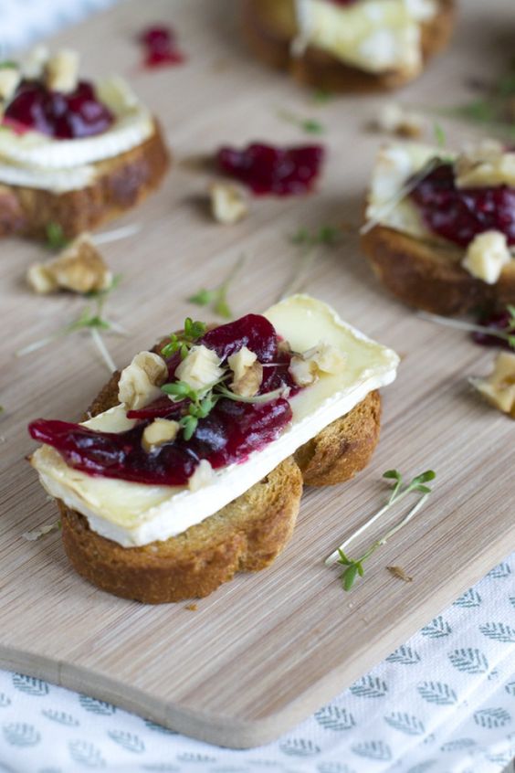 Toast met brie, cranberry compote en walnoot.