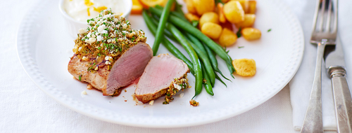 Varkenshaas met hazelnoot-peterseliekorst met luchtige sinaasappelmayonaise