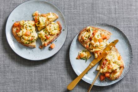 Roer­ei met ge­rook­te zalm op de­sem­brood