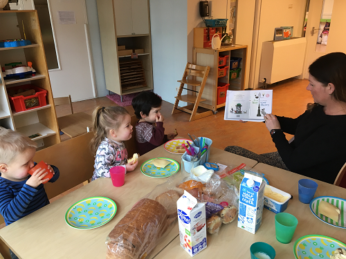 het-nationale-voorleesontbijt-bij-kinderdagverblijf-nijntje-in-vaassen