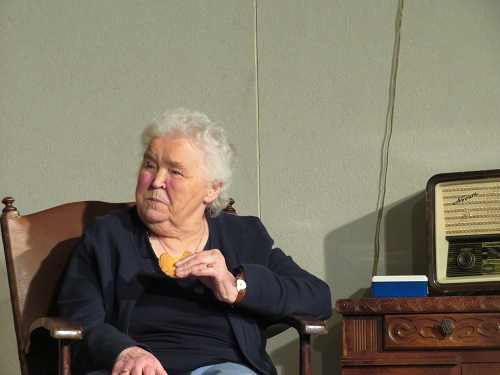 Jo Biesterbos, 86 jaar, stopt na 56 jaar toneelspelen bij De Oener Toneelvereniging