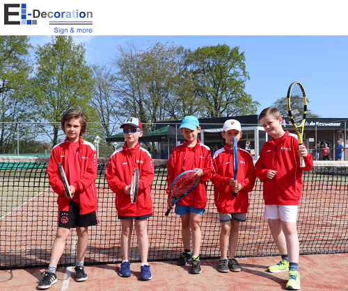 Oranje Jeugdteam van TC de Kouwenaar voorzien van nieuwe sporttenues