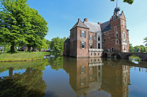 Kasteel Cannenburch en Paleis Het Loo verbonden door nieuwe fietsroute