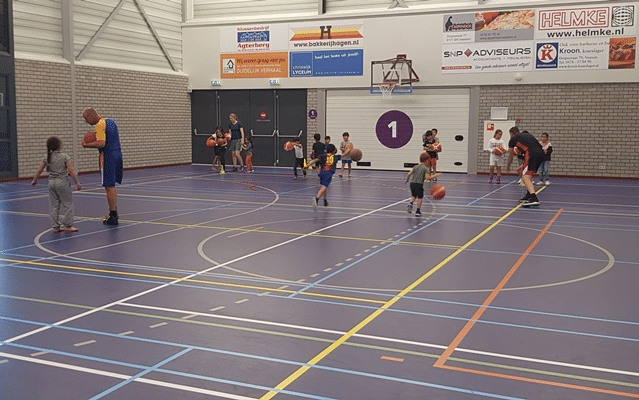 Oud-basketbalprofs geven kinderen Zomerschool clinic