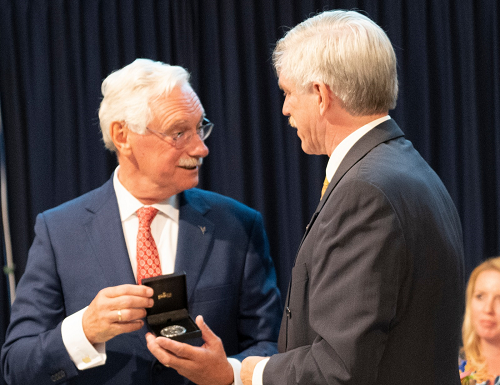 Burgemeester Van der Hoeve krijgt zilveren erepenning Epe bij afscheid