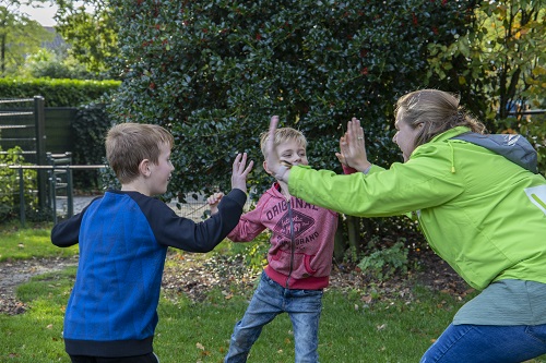 Kwartet en Twister groente spel bij BSO Epe van St. KOM
