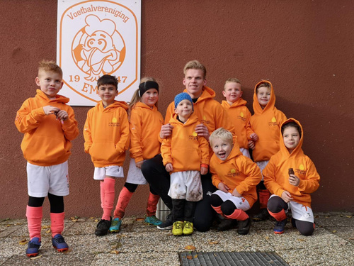 Speelgroep vv Emst ontving hoodie