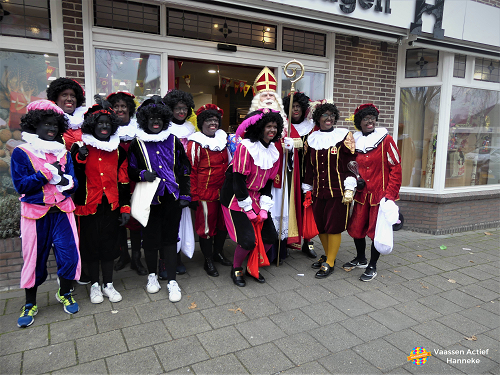 Sint en pieten bij bakkerij Hagen op bezoek