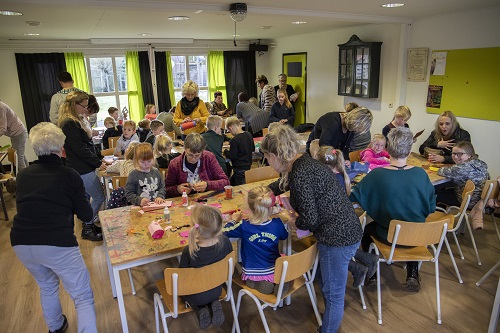 Lampion maken bij Emster Speeltuin