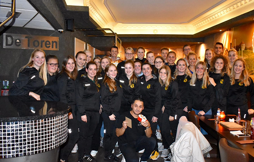 VIOS vrouwen 2 en 3 bedanken sponsor Grand Café de Toren