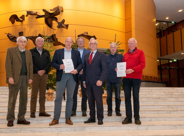 Oud-burgemeester reikt cheques uit aan Broken Wings en Epe on Ice