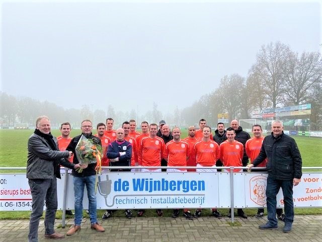 V.v. Emst 3 bedankt shirtsponsor ’technisch installatiebedrijf De Wijnbergen’