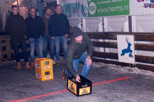 Bierkratschuiven bij Epe on ice