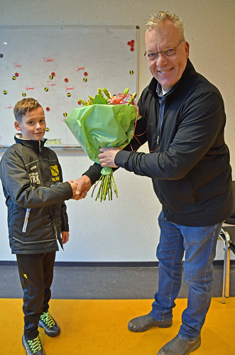 Patrick de Vries verlengd contract pupil van de week bij c.s.v Vios Vaassen.