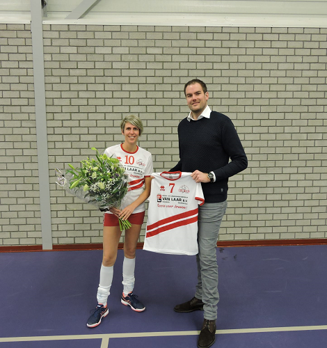 Blok EVC Dames 2 speelt tweede helft van het seizoen in nieuwe shirts
