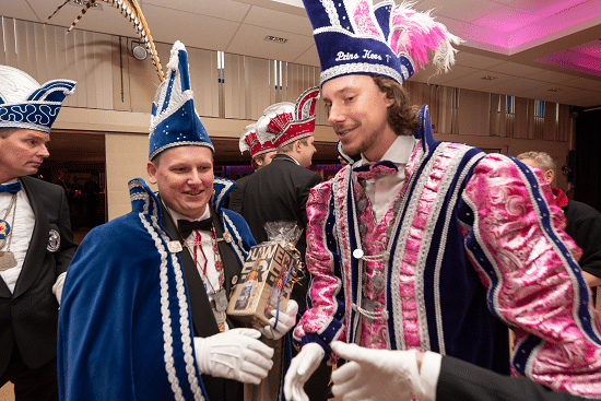 Rossumdaerpers Prins John en Prinses Leonie ontvangen gasten op Prinsenbal