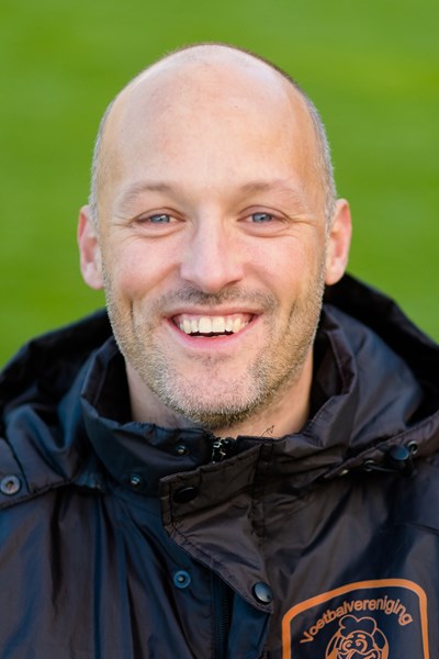 V.v. Emst contracteert Jeroen de Vries als hoofdtrainer