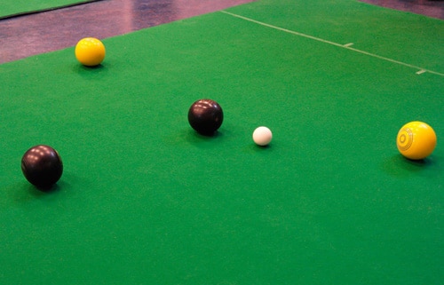 Koersballen tijdens de buurtkoffie in Emst