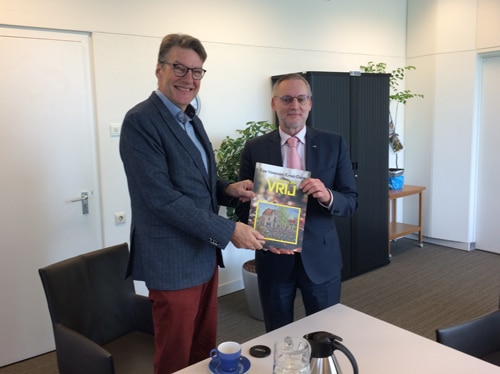 Eerste nummer magazine VRIJ uitgereikt aan burgemeester