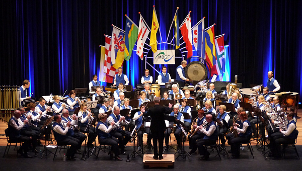 Vaassens Fanfare Corps gaat van vroeger naar nu met een ‘tijdreis in tonen’