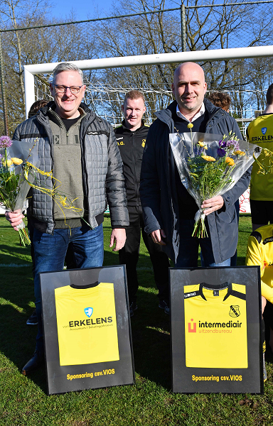 JO17 & JO 15 van c.s.v Vios Vaassen gesponsord door van Erkelens Accountants-Belastingadviseurs en Intermediair Uitzendbureau.