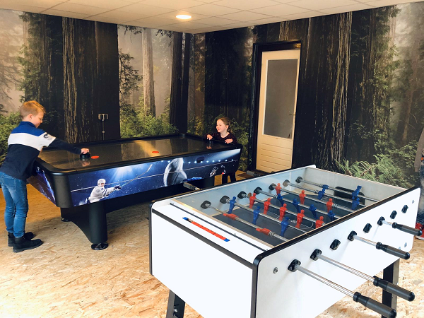 Binnenspeeltuin bij vakantiepark “De Bosrand” in Vaassen.