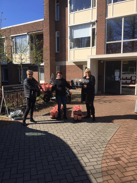 Harry van Hunen en Sonja Wolf schenken plantjes aan alle bewoners Speulbrink