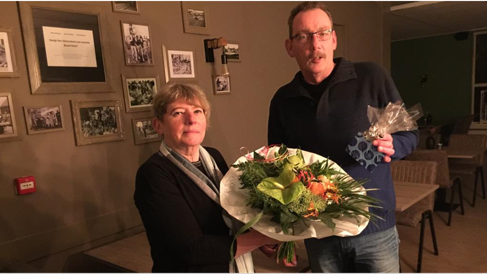Jan Strijk en Ben Kruising 25 jaar lid Toneelvereniging De Jonge Spelers Vaassen
