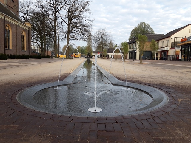 Marktplein Vaassen autovrij in lente en zomer