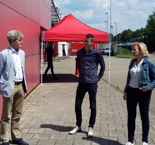 Wethouders brengen bezoek aan corona teststraat Vaassen