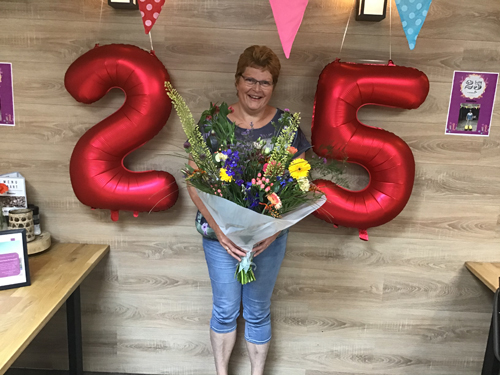 Poetsvrouw Annelies Pannekoek 25 jaar in dienst bij Vakantiepark De Bosrand in Vaassen