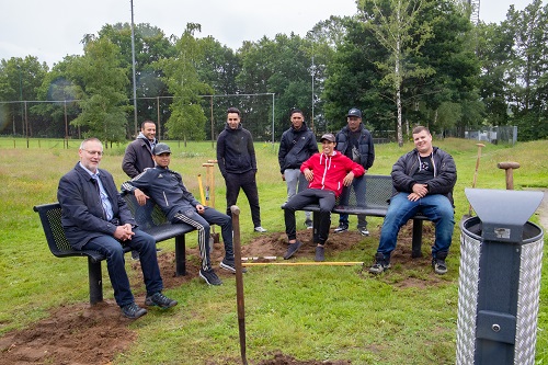 Bankjes en prullenbak worden geplaatst in bijzijn jongeren en burgemeester Tom Horn