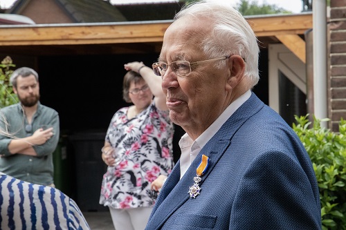 Burgemeester Tom Horn reikte afgelopen vrijdag de lintjes uit (Meneer Niessink)