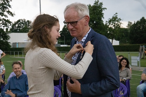 Burgemeester Tom Horn reikte afgelopen vrijdag de lintjes uit (Meneer Leskens)