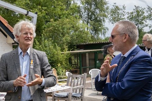 Burgemeester Tom Horn reikte afgelopen vrijdag de lintjes uit (Meneer Visser)