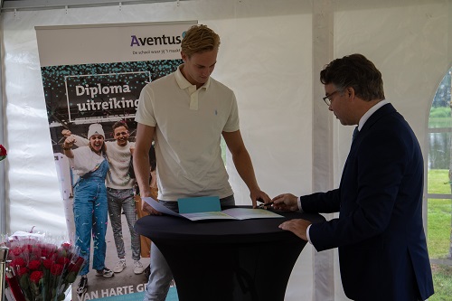 Aventus georganiseerd een drive thru diploma uitreiking bij kasteel de Cannenburgh