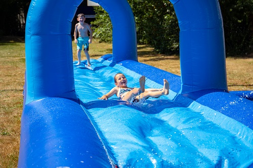 Vliegerfeest en waterpret bij Balai Pusat