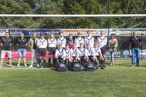 KCVO JO15 krijgt mooie tassen van Proper Project Solutions.