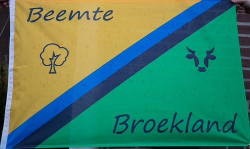Vlag Beemte Broekland wappert bij het dorpshuis “Ons Huus”