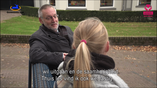 Burgemeester praat met jongere Rhonda over aandacht voor elkaar