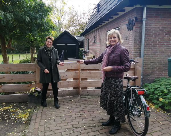 Wethouder bedankt pleegouders namens college