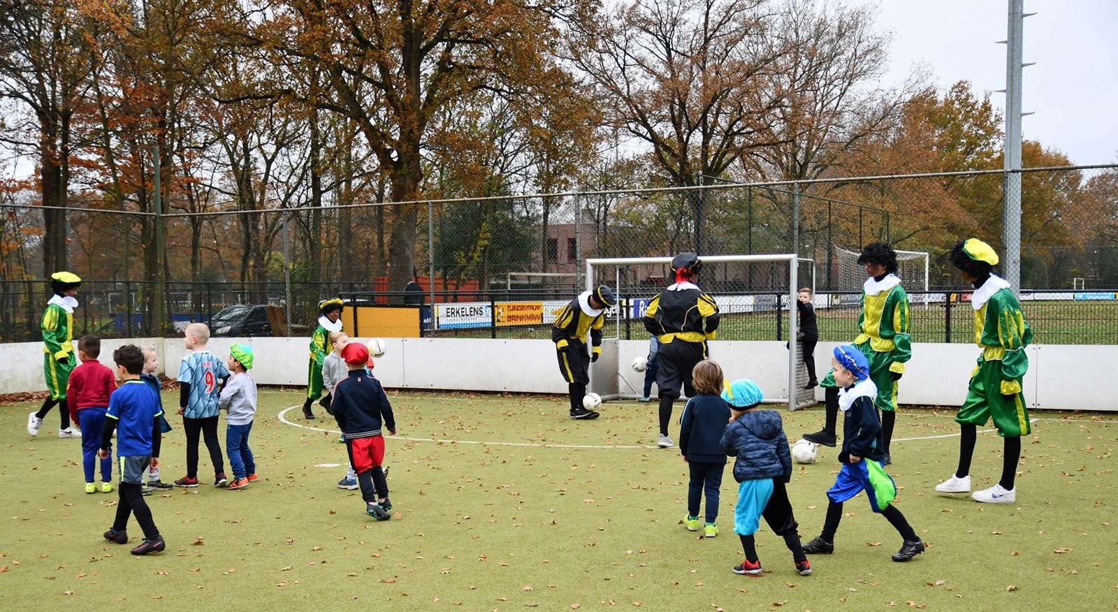 Pieten op bezoek bij VIOS Jeugd.