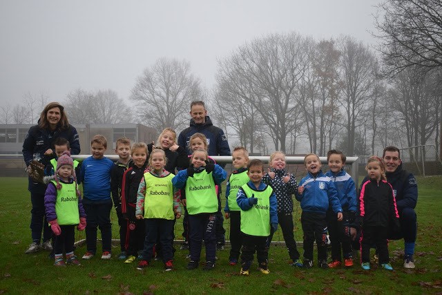 Shardee en Tom stoppen bij de mini Fassy’s van SV Vaassen