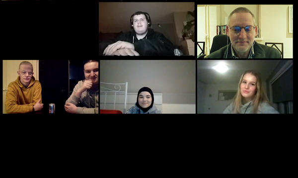 Burgemeester praat met jongeren over impact corona