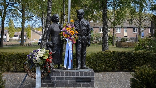 College van B&W en wijkvereniging Berkenoord 2  herdenken gezamenlijk de komst van Molukkers in Nederland 70 jaar geleden in besloten kring