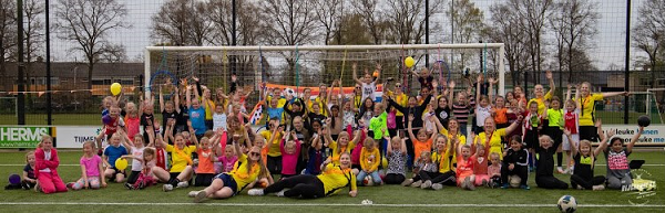 Ruim 70 meiden genieten van het voetbalspelletje op Koninginnespelen bij VIOS