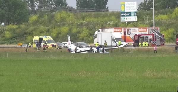 Para-vliegtuig vanuit Teuge maakt noodlanding bij A50 ter hoogte van Beemte Broekland