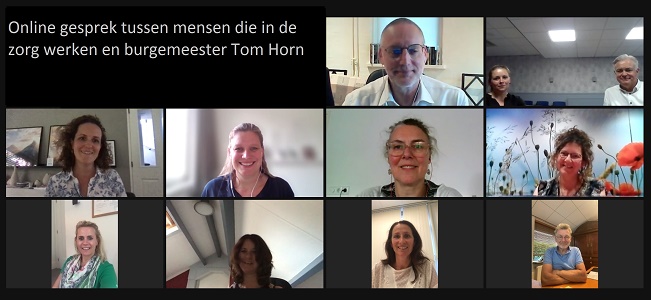 Burgmeester praat met zorgmedewerkers over corona